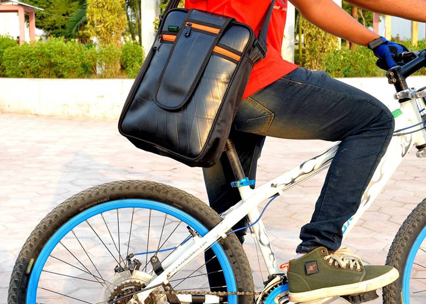 Laptop schoudertas Elephanta on the bike